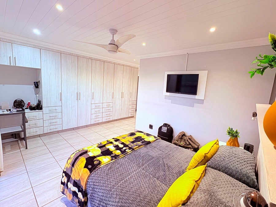 5 Bedroom Property for Sale in Reebok Western Cape